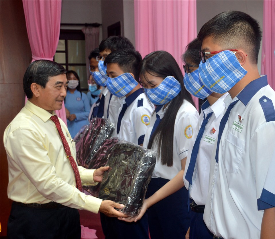 Ông Lê Văn Khanh, Chủ tịch Cty TNHH MTV XSKT Sóc Trăng trao học bổng cho các học sinh hiếu học (ảnh Nhật Hồ)
