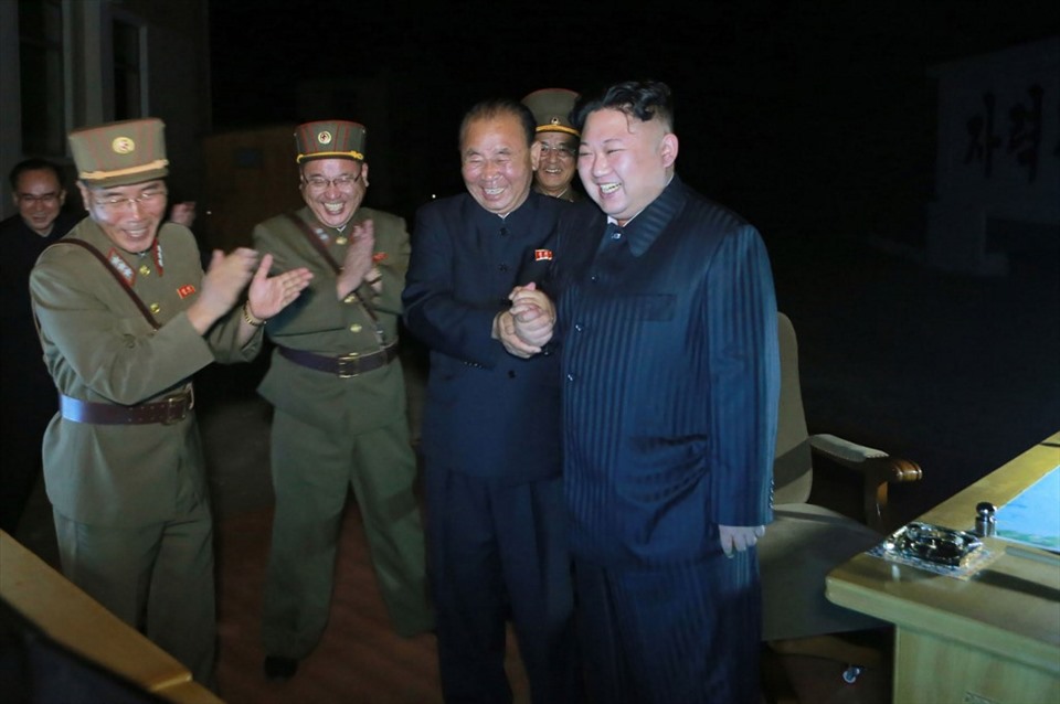 Nhà lãnh đạo Triều Tiên Kim Jong-Un (phải) sau vụ phóng thử tên lửa liên lục địa Hwasong-14 tại nước này hồi tháng 7.2017. Ảnh: KCNA/AFP.
