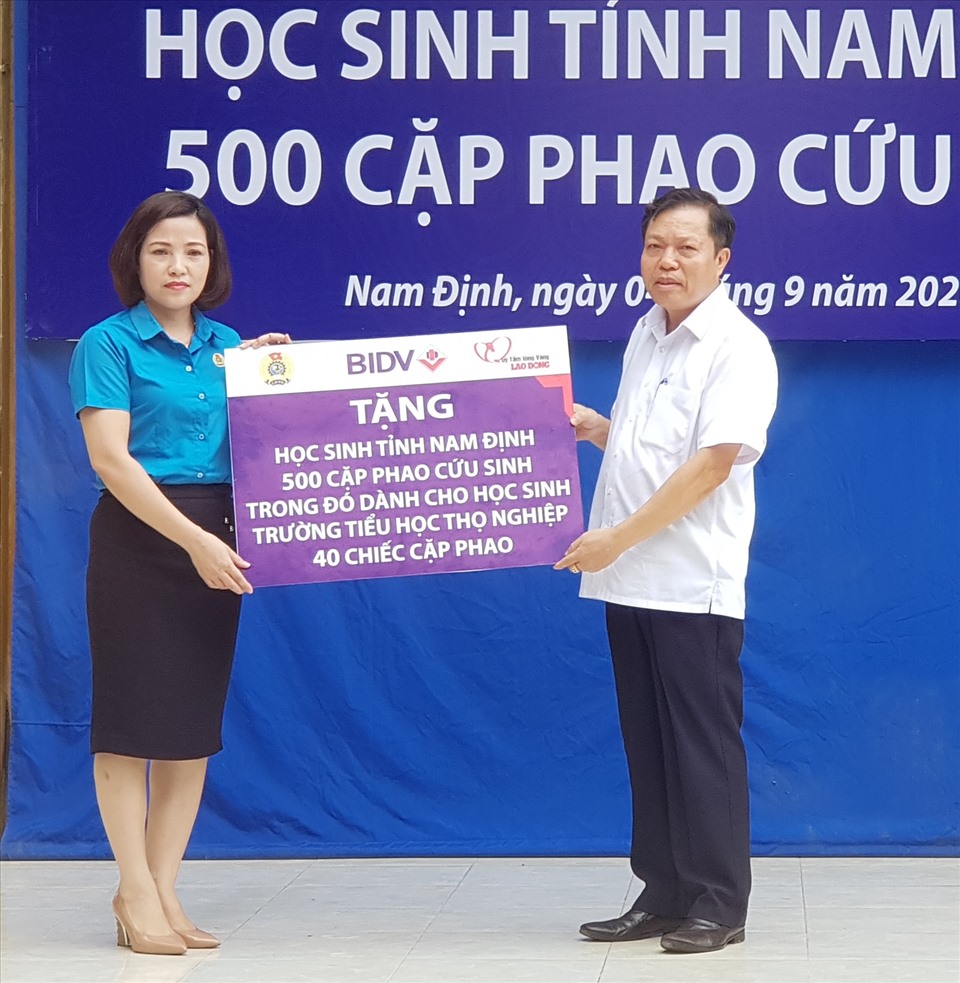 Đại diện lãnh đạo LĐLĐ tỉnh Ninh Bình tiếp nhận 500 chiếc cặp phao cứu sinh từ Ngân hàng BIDV. Ảnh: NT