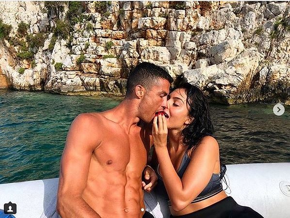 Bạn gái Ronaldo thường đăng tải những hình ảnh đời thường, tình cảm giữa cô và người bạn trai nổi tiếng. Ảnh: Instagram Georgina.