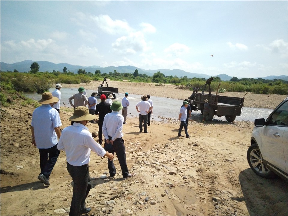 Đoàn Bộ NNPTNT đi khảo sát hồ thủy lợi Ia Thul. Ảnh T.Tuấn