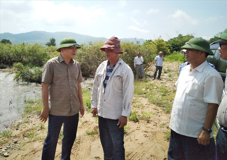 Thứ trưởng Bộ NNPTNT Nguyễn Hoàng Hiệp thăm một người dân tại vùng dự án. Ảnh T.Tuấn