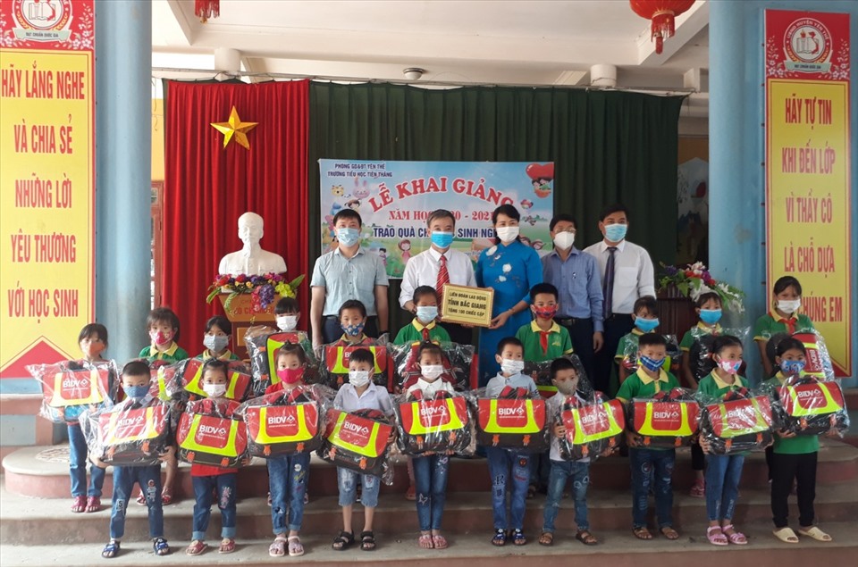 Các đồng chính lãnh đạo trao cặp phao cứu sinh tại trường Tiểu học Tiến Thắng (huyện Yên Thế). Ảnh: Nguyễn Thị Mơ.