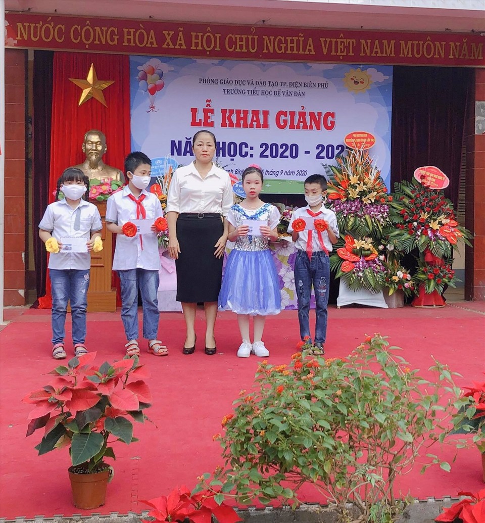 Đồng chí Lầu Thị Thanh - Phó Chủ tịch thường trực LĐLĐ tỉnh trao học bổng cho các em học sinh. Ảnh: Trần Nga