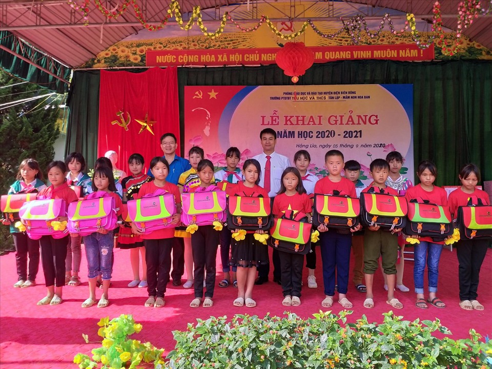Đồng chí Lê Thanh Hà trao cặp phao cho các em học sinh vùng sâu, vùng xa dịp khao giảng năm học mới. Ảnh: Trần Nga