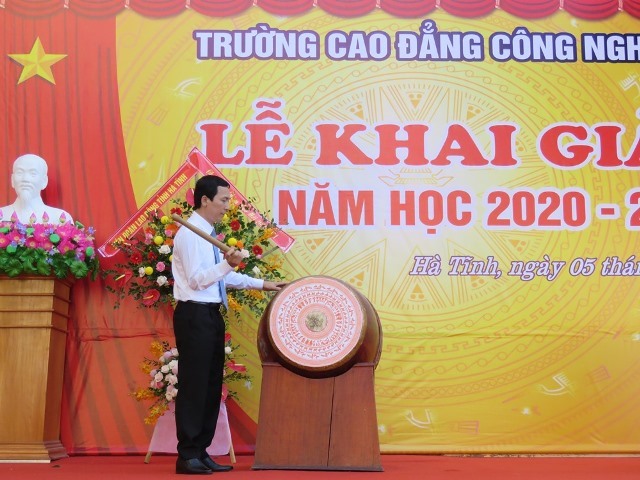 Thầy Nguyễn Trọng Tấn - Hiệu trưởng Trường CĐ Công nghệ Hà Tĩnh đánh trống khai giảng năm học mới 2020 - 2021. Ảnh: CĐ.