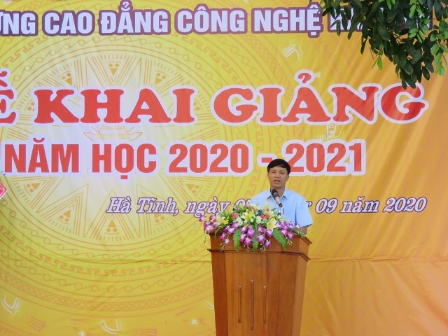 Ông Nguyễn Văn Danh - Chủ tịch LĐLĐ Hà Tĩnh phát biểu tại lễ khai giảng của Trường CĐ Công nghệ Hà Tĩnh. Ảnh: CĐ