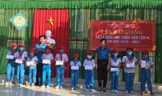 Trao quà cho học sinh khó khăn Trường Tiểu học Thịnh Lộc. Ảnh: CĐ.