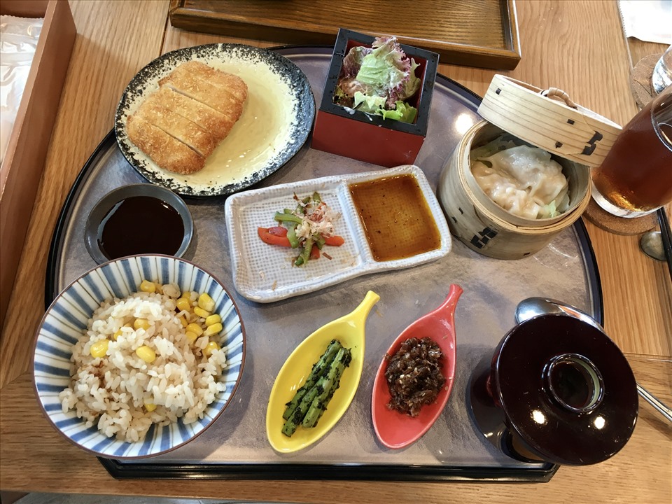 Khẩu phần ăn và cách thức trình bày phần cơm đặc trưng kiểu Nhật. Ảnh: Khánh Linh.