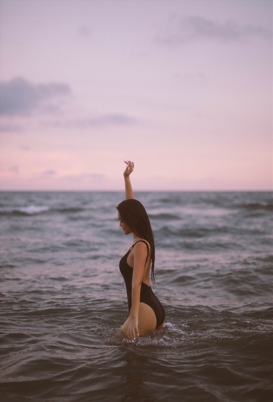Mới đây, Phạm Quỳnh Anh vừa chia sẻ bộ ảnh nữ ca sĩ diện bikini, thả dáng giữa khung cảnh thiên nhiên thơ mộng.