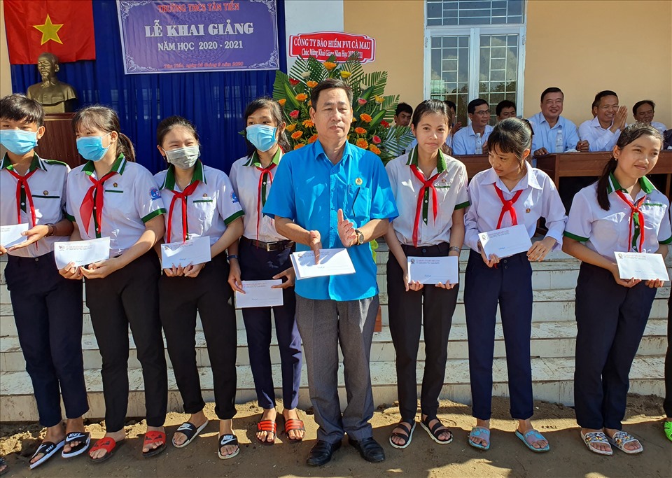 Phó chủ tịch LĐLĐ Cà Mau Đặng Quốc Tiến trao học bổng cho học sinh tại xã Tân Tiến, huyện Đầm Dơi, Cà Mau (ảnh Nhật Hồ)