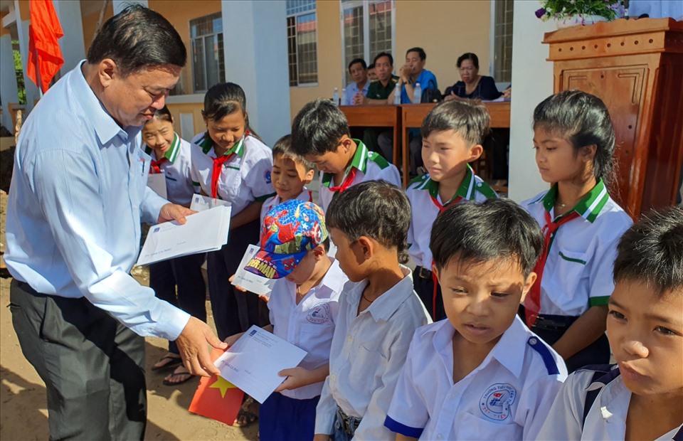 Đồng chí Võ Thanh Tòng, Chủ tịch LĐLĐ Cà Mau trao học bổng cho học sinh (ảnh Nhật Hồ)
