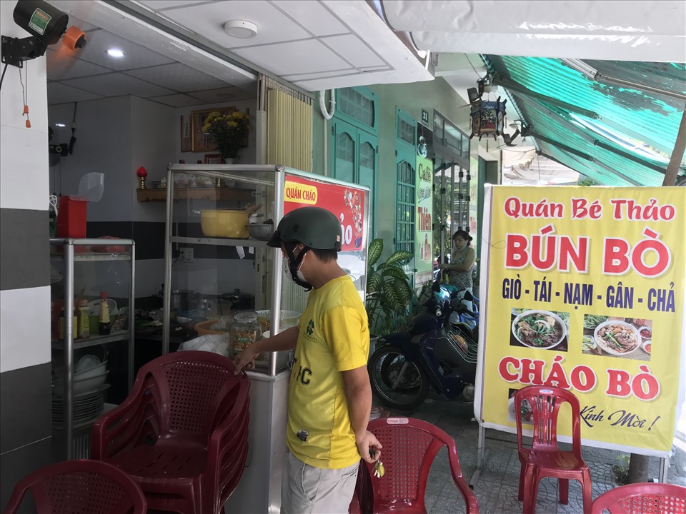Theo chị Diệu Thảo, chủ quán ăn sáng bún bò tại quận Sơn Trà, từ sáng quán bán được khoảng 30 suất mang về. Nhiều khách quen của cửa hàng đã trở lại và mua nhiều phần ăn mang về cho gia đình. Ảnh: Mai Hương