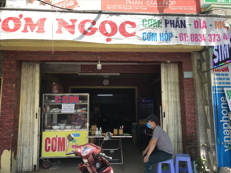 Một điểm bán cơm mở cửa hoạt động trở lại trên đường Nguyễn Văn Thoại. Ảnh: Mai Hương