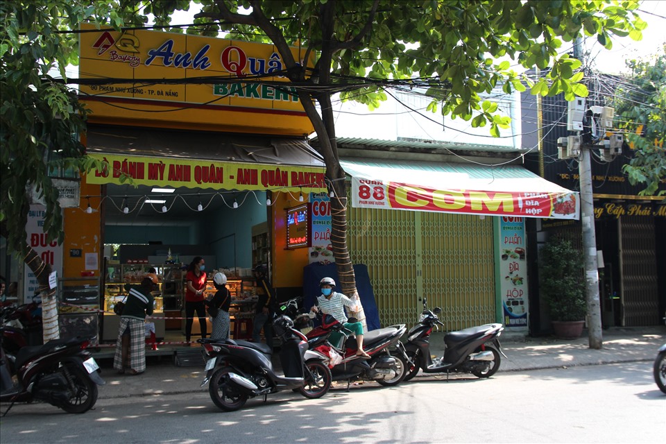 Tại tuyến đường Phạm Như Xương (Q. Liên Chiểu) trong buổi sáng 5-9 đã có nhiều cửa hàng buôn bán thức ăn đã trở lại hoạt động.