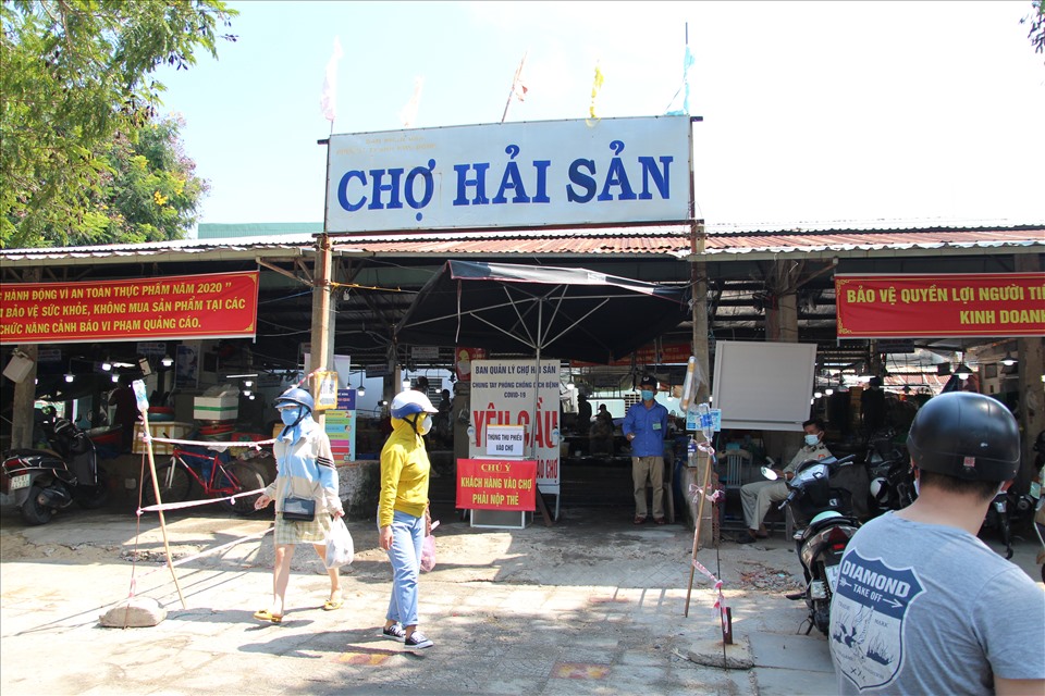 Tại chợ hải sản quận Thanh Khê, nhiều tiểu thương đã buôn bán trở lại. Ảnh: Mai Hương