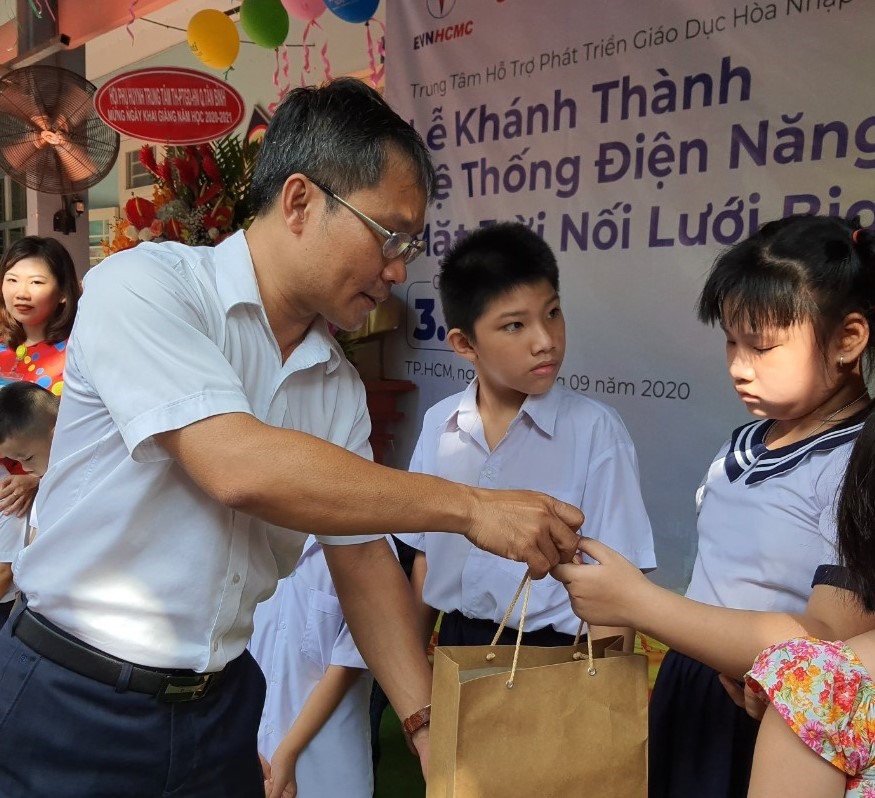 Ông Bùi Trung Kiên, Phó Tổng Giám đốc EVNHCMC trao quà cho các cháu thiếu nhi của Trung tâm hỗ trợ phát triển giáo dục hòa nhập Tân Bình . Ảnh Nam Dương