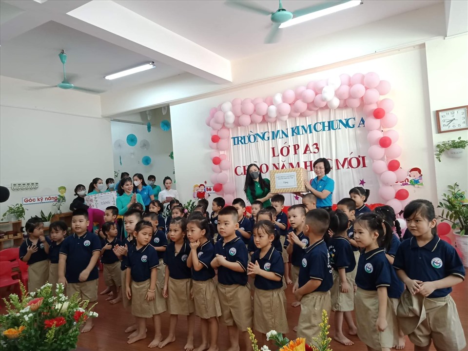 Chủ tịch Liên đoàn Lao động Hà Nội tặng quà cho một lớp của trường Mầm non Kim Chung A. Ảnh: Ngọc Ánh
