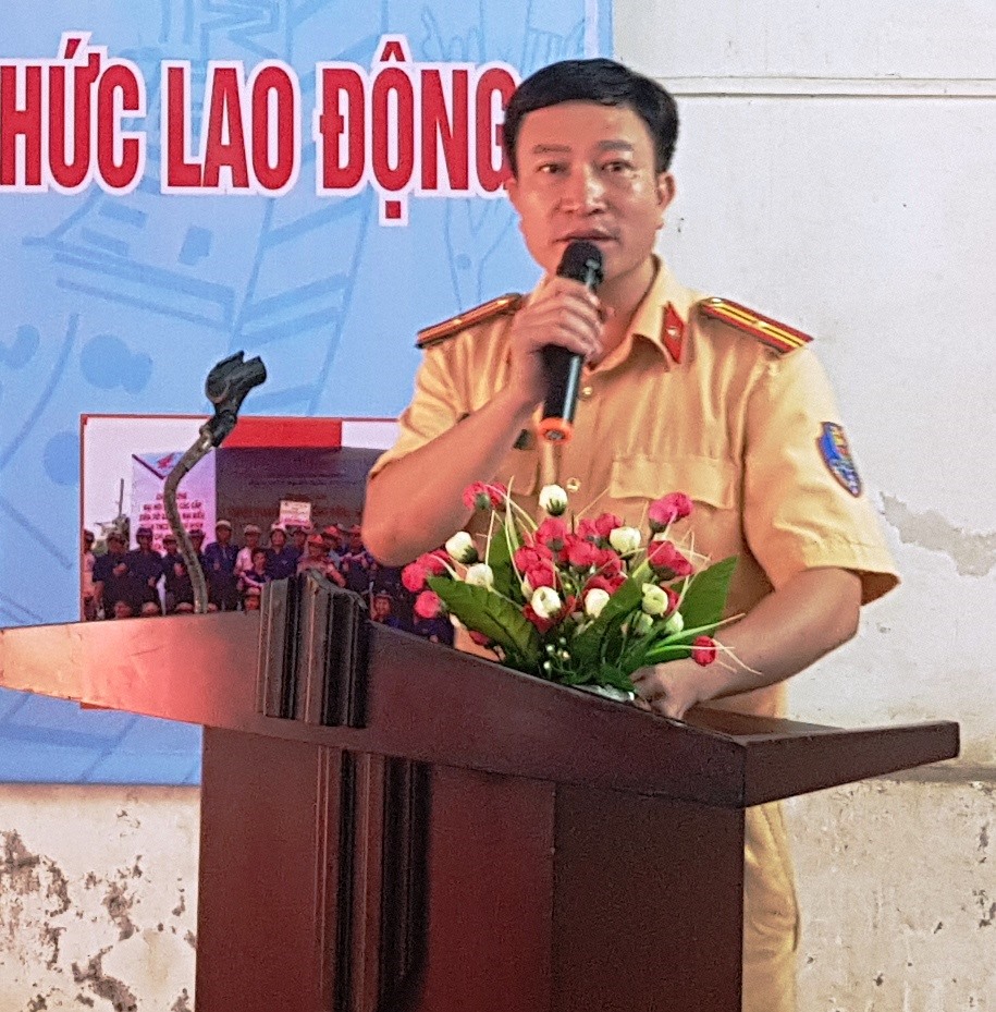Thiếu tá Đinh Văn Đức, Đội trưởng đội CSGT Công an huyện Hoa Lư truyền đạt những nội dung liên quan đến Luật Giao thông đường bộ. Ảnh: NT