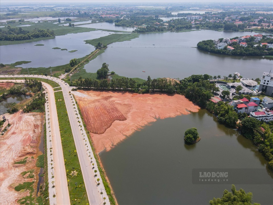 Công ty Sông Hồng Hoàng Gia đổ đất lấp diện tích mặt nước mà người dân địa phương cho rằng đó là hồ Bờ Trang (một phần của Đầm Vạc). Ảnh: PV