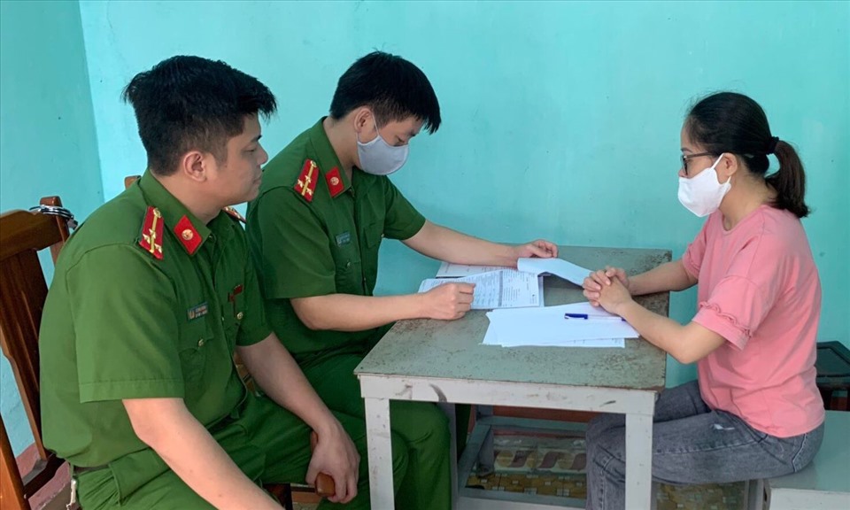 Nữ kế toán Nguyễn Thị Hồng Vân tại cơ quan điều tra. Ảnh: CATH