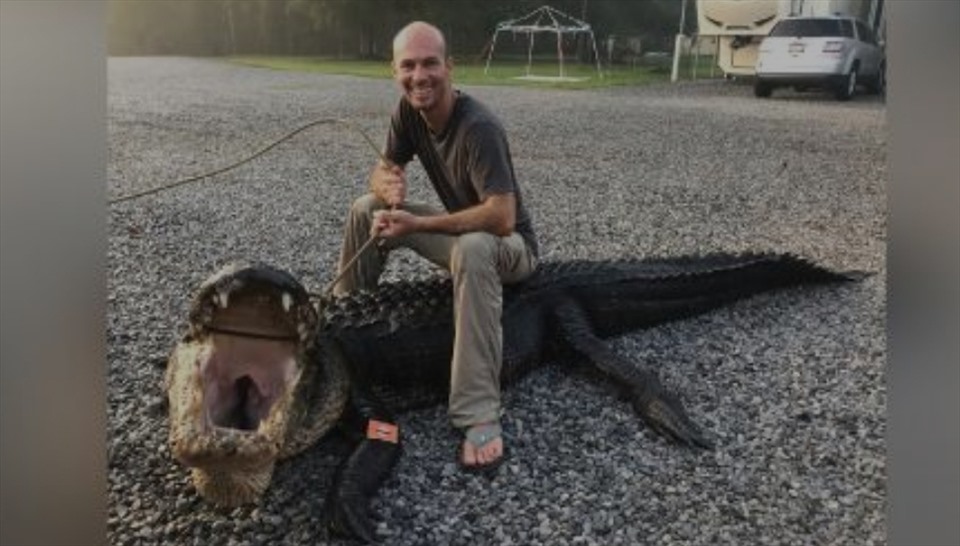 Đây là con cá sấu lớn nhất trong lịch sử đánh bắt cá sấu của bang Mississippi trong 15 năm qua. Ảnh: CNN