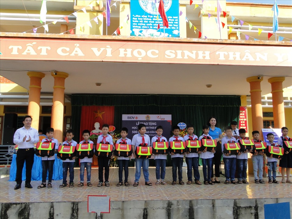 Lãnh đạo Ban nữ công LĐLĐ tỉnh và lãnh đạo Ngân hàng BIDV chi nhánh Thái Bình trao cặp phao cho các em học sinh dịp khai giảng. Ảnh: B.Mạnh