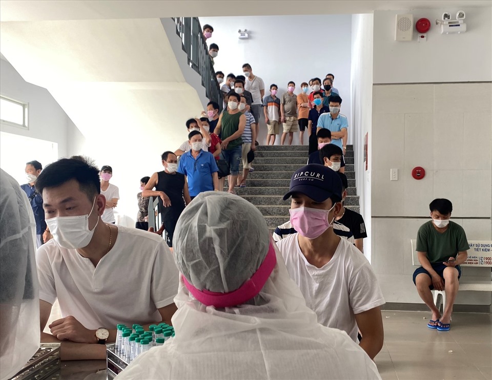 Cơ quan y tế lấy mẫu xét nghiệm với các công dân Việt Nam từ Hàn Quốc trở về. Ảnh: Dương Bình