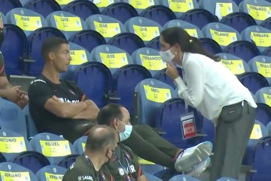 Ronaldo bị nhắc nhở vì không đeo khẩu trang. Ảnh: Givesport