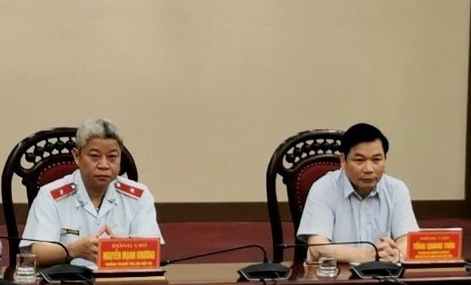 Chánh Thanh tra Bộ Nội vụ Nguyễn Mạnh Khương (trái) phát biểu tại buổi công bố Quyết định thanh tra. Ảnh: Thanh Tuấn.