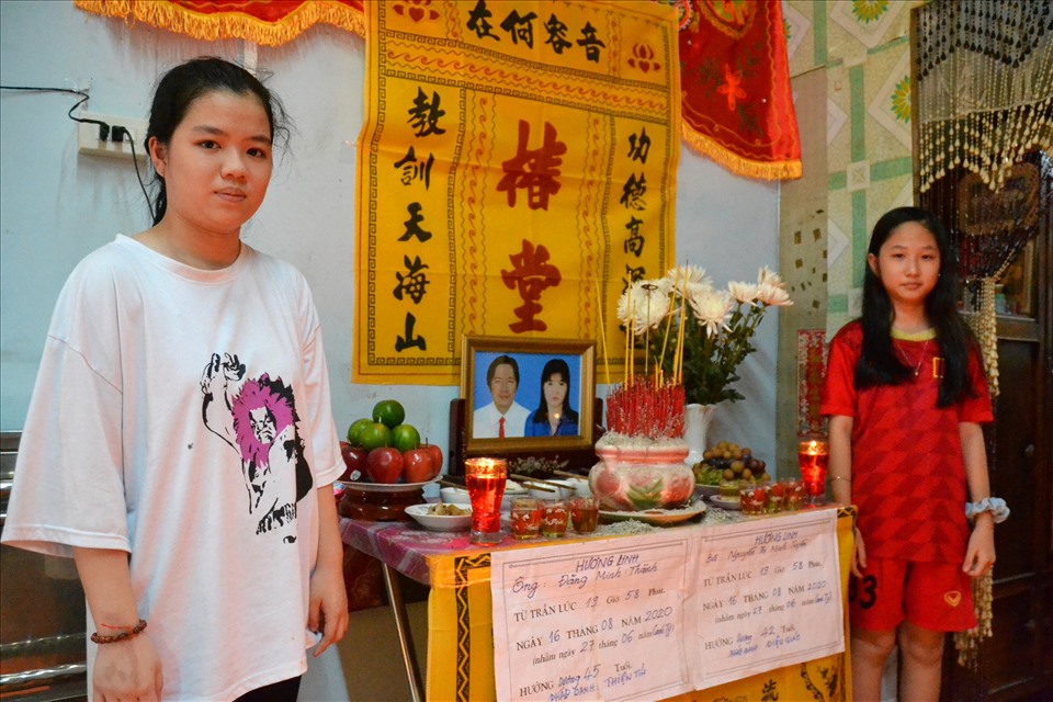 Cháu Đặng Phương Viên (SN 2006) và Đặng Phương Thủy (SN 2009) bên bàn thờ cha mẹ. Ảnh: Lục Tùng