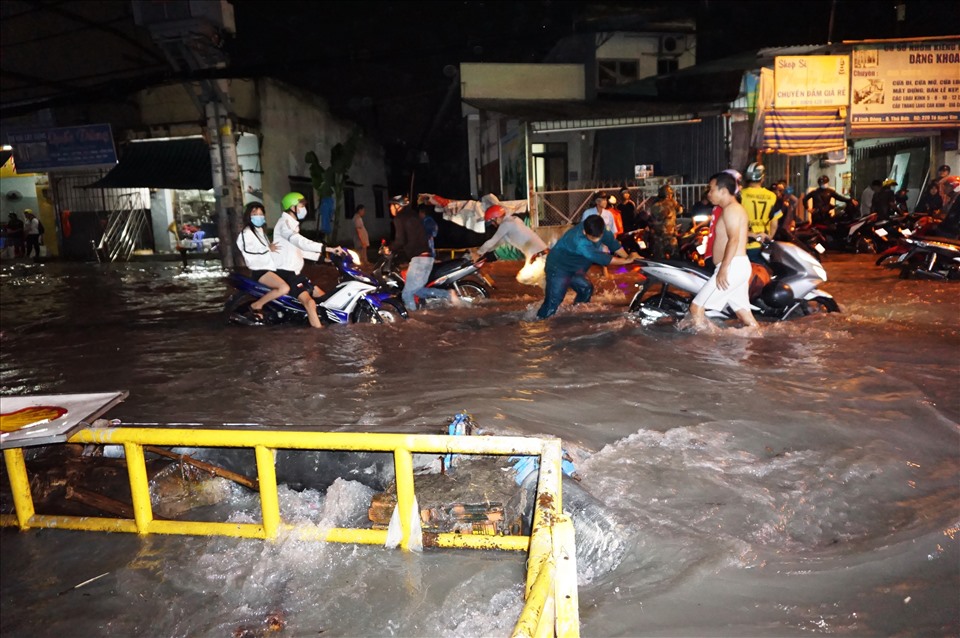 Đoạn ngập nặng trên đường Tô Ngọc Vân kéo dài gần 1km khiến giao thông qua khu vực này gần như bị tê liệt.