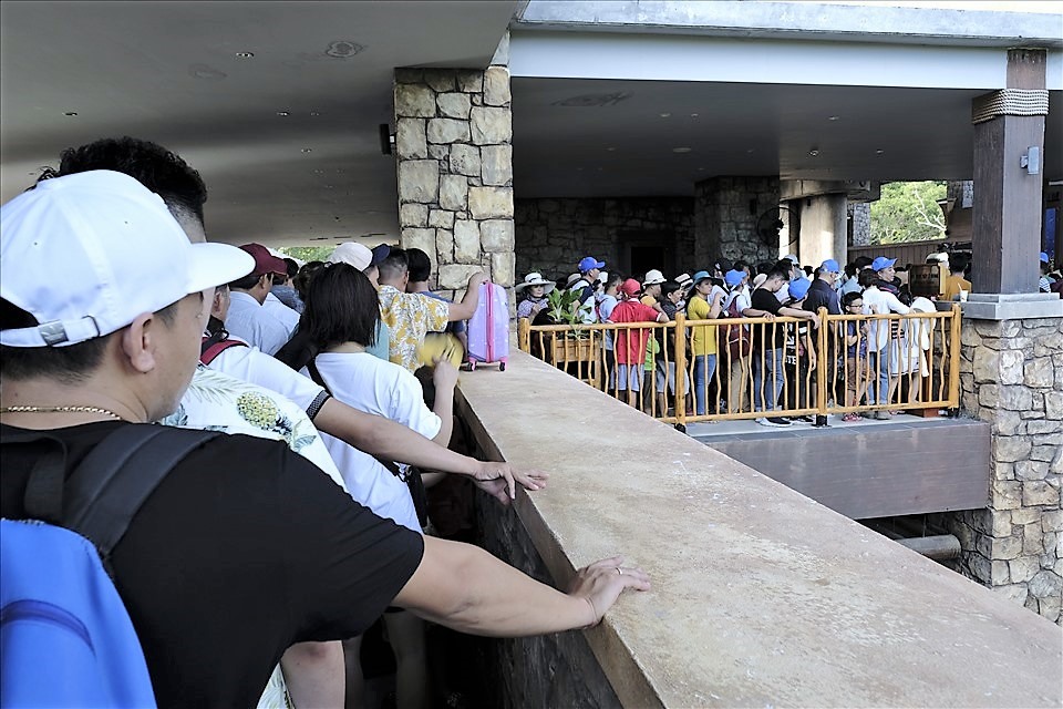 Theo thống kê của Sở Du lịch Kiên Giang, trong tháng 7.2020 tổng lượt khách đến tham quan du lịch tại Kiên Giang tăng 4,9% so với cùng kỳ năm 2019, tăng 75,4% so với tháng 6. Riêng Phú Quốc lượt khách tham quan du lịch tăng 29% so cùng kỳ. Du khách vào các điểm phải xếp hàng khá lâu vì lượng khách đổ về quá đông. Tuy nhiên hiện nay, các điểm du lịch đang hoạt động cầm chừng, riêng Chợ đêm Phú Quốc đang có nguy cơ ngưng hoạt động vì quá ế ẩm.