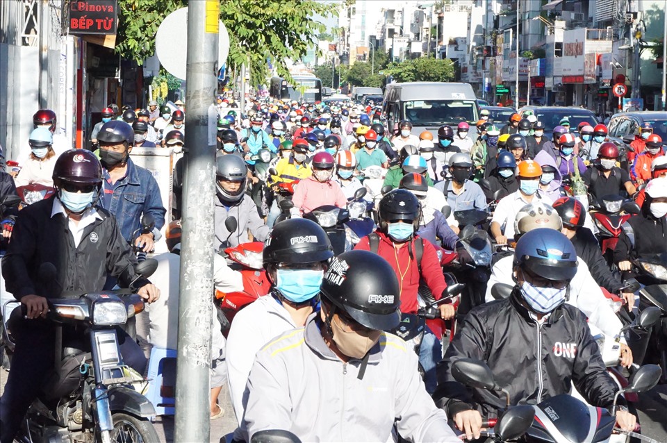 Đường Bạch Đằng (quận Bình Thạnh) cũng kẹt xe nghiêm trọng, nhiều người cho xe máy chạy lên vỉa hè.  Ảnh: Minh Quân