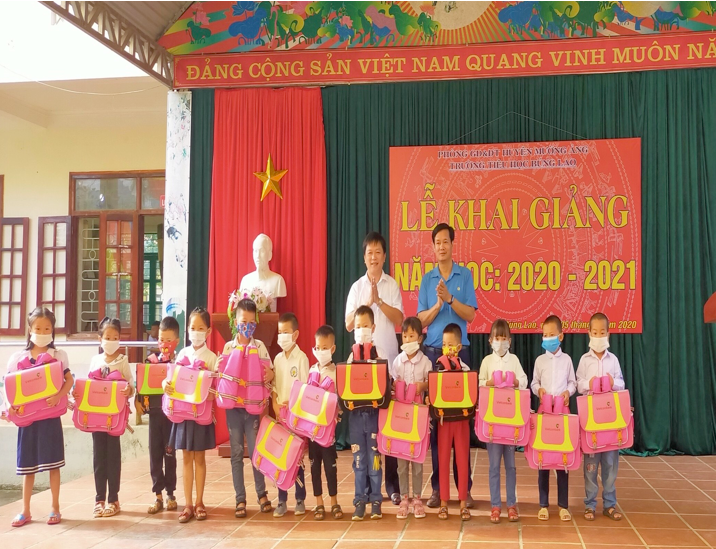 Đồng chí Bùi Ngọc Quang - Chủ tịch LĐLĐ huyện Mường Ảng trao tặng cặp phao cho học sinh Trường Tiểu học Búng Lao. Ảnh: N.Q.