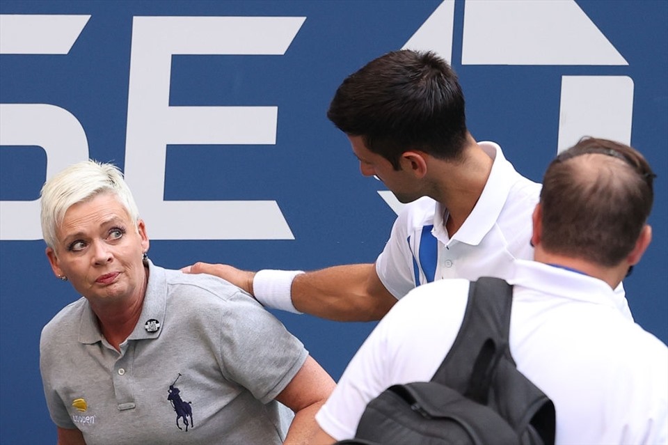 Djokovic xin lỗi vị trọng tài sau tình huống đánh bóng không cố tình. Ảnh: Getty