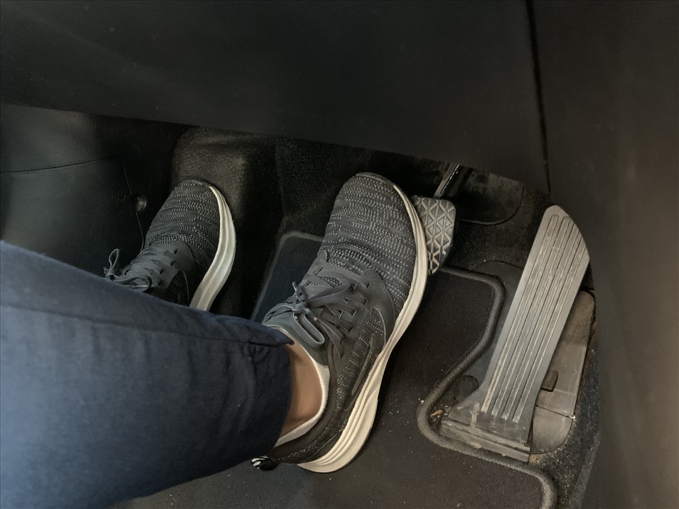 Chuẩn bị sẵn một đôi giày đế bằng ôm chân giúp phụ nữ lái xe ôtô an toàn hơn. Ảnh minh hoạ: Khánh Linh.