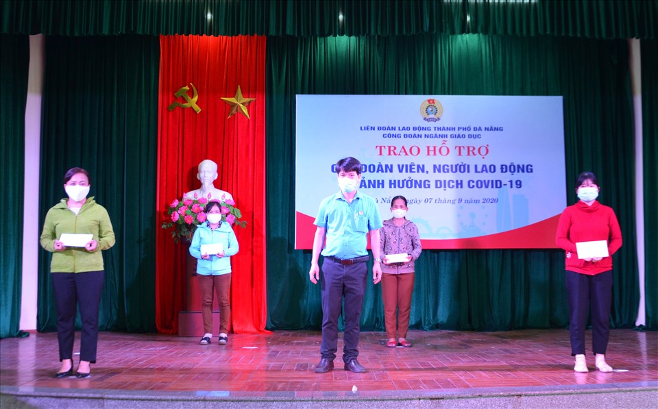 Ông Lê Trọng Nguyên - Trưởng Ban Tuyên giáo LĐLĐ TP Đà Nẵng trao hỗ trợ cho đoàn viên bị ảnh hưởng dịch COVID-19. Ảnh Ngọc Phú