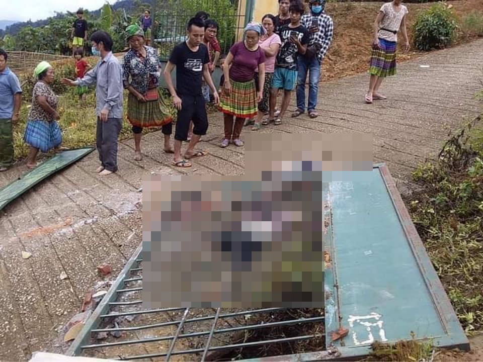 Đổ sập cổng trường ở Lào Cai làm 3 học sinh tử vong. Ảnh: Viết Mai