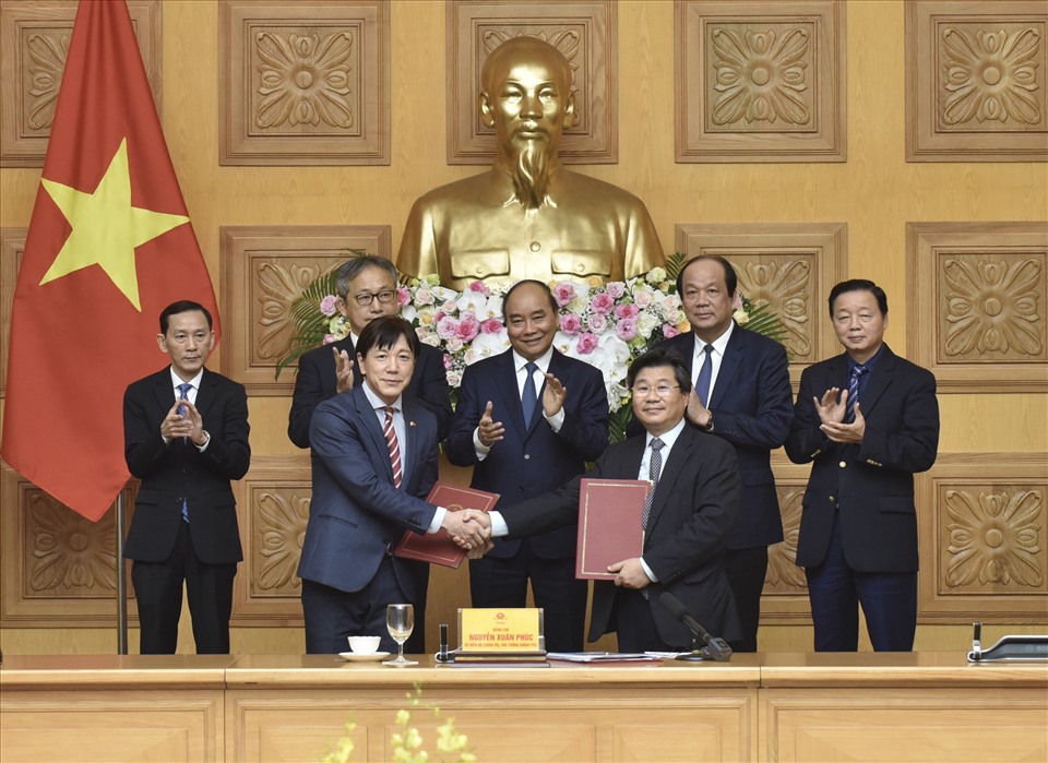 Thủ tướng Nguyễn Xuân Phúc chứng kiến Lễ trao MOU giữa Cục Đầu tư nước ngoài và Jetro Việt Nam - Ảnh: VGP/Quang Hiếu