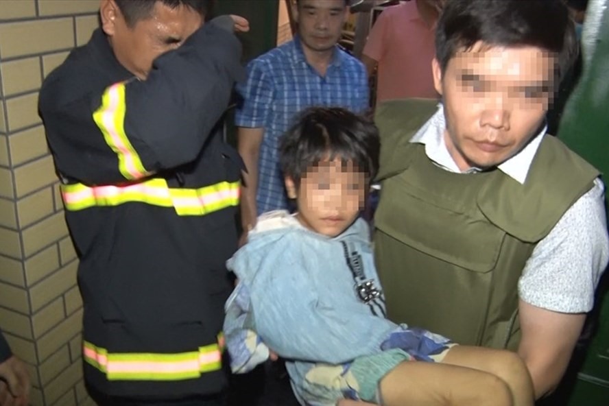 Lực lượng chức năng đã giải cứu thành công bé gái bị bố đẻ bạo hành nhiều ngày. Ảnh: Công an Bắc Ninh