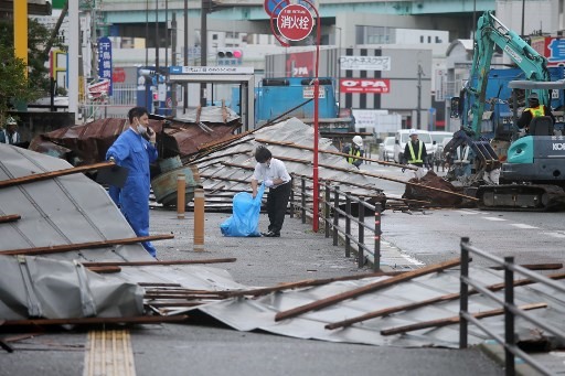 Mái các căn nhà bị giật tung do gió cực mạnh của bão Haishen hôm 7.9, chính quyền và người dân đang tiến hành dọn dẹp, tại Fukuoka trên đảo Kyushu, Nhật Bản. Ảnh: AFP