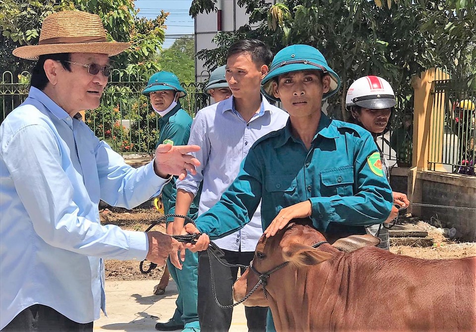 Nguyên Chủ tịch Nước Trương Tấn Sang trao tặng bò cho người dân. Ảnh: P.V