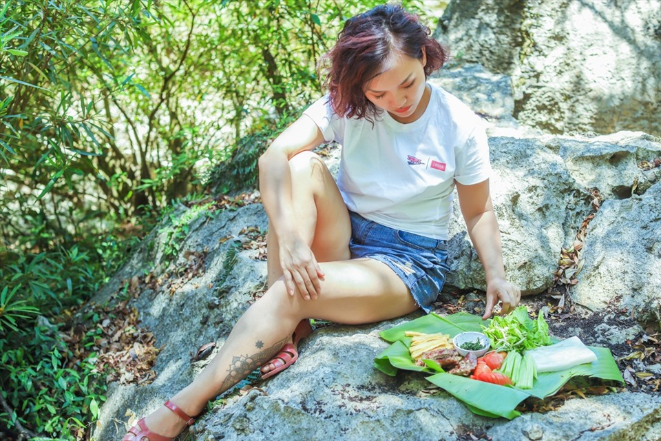 Nữ ca sĩ Thái Thùy Linh giới thiệu ẩm thực Việt Nam tại Phong Nha - Kẻ Bàng. Ảnh: NVCC.