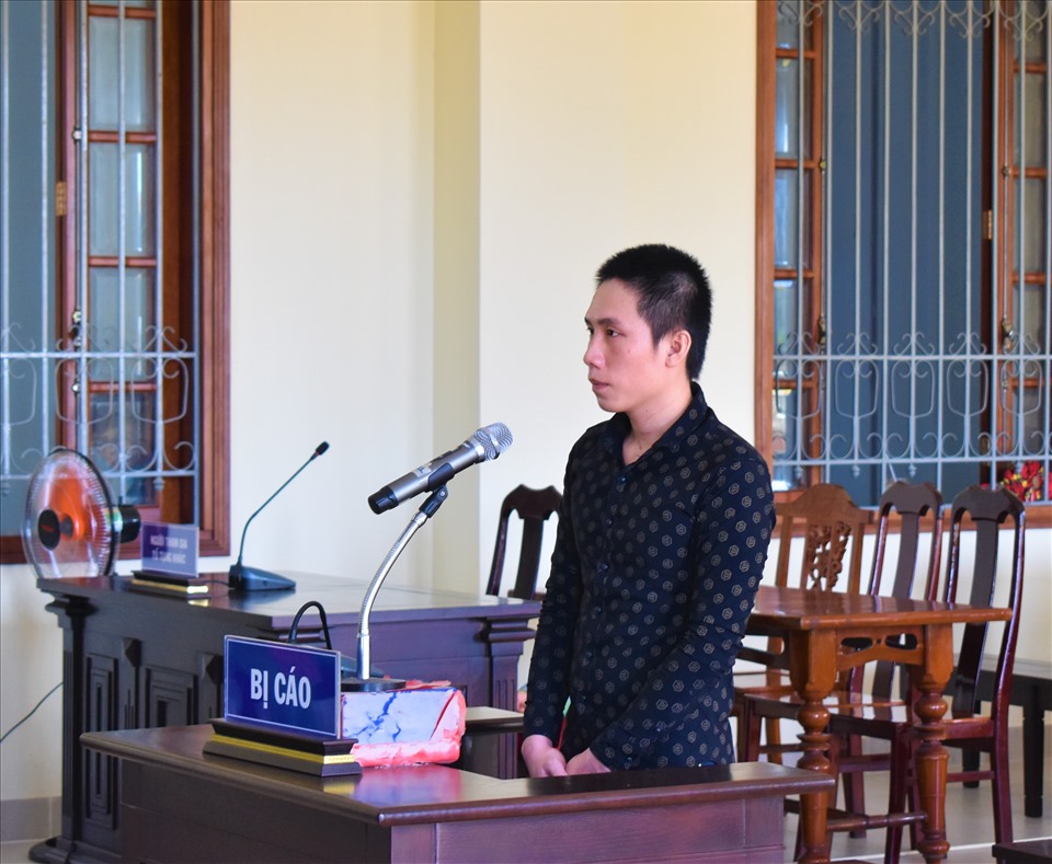 Bị cáo Trần Khánh Vân chém vợ là chị Phạm Huỳnh Em bị tòa án nhân dân TP.Cần Thơ tuyên án 15 năm tù về tội giết người. Ảnh: Thành Nhân