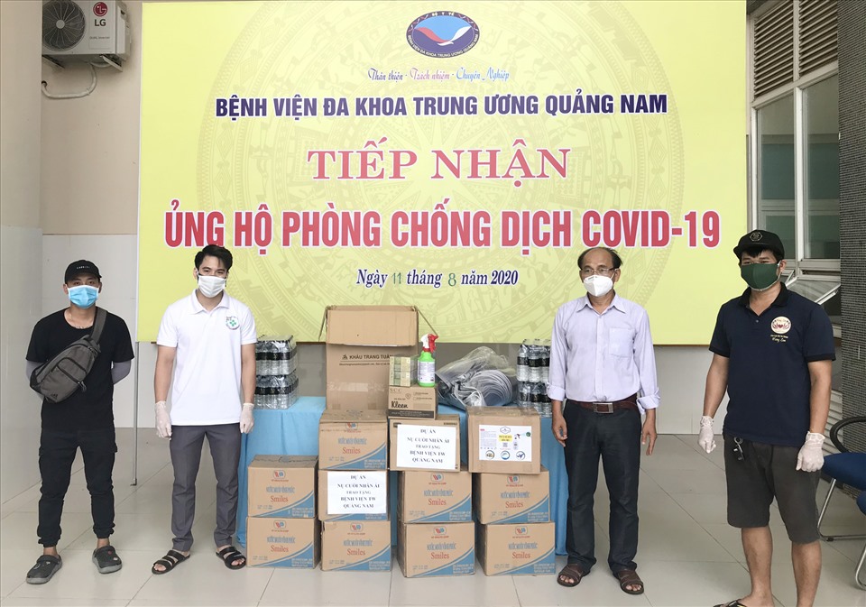 Câu lạc bộ Hương Lam ủng hộ vật tư y tế cho Bệnh viện Đa khoa Trung ương Quảng Nam. Ảnh: V.Thơm