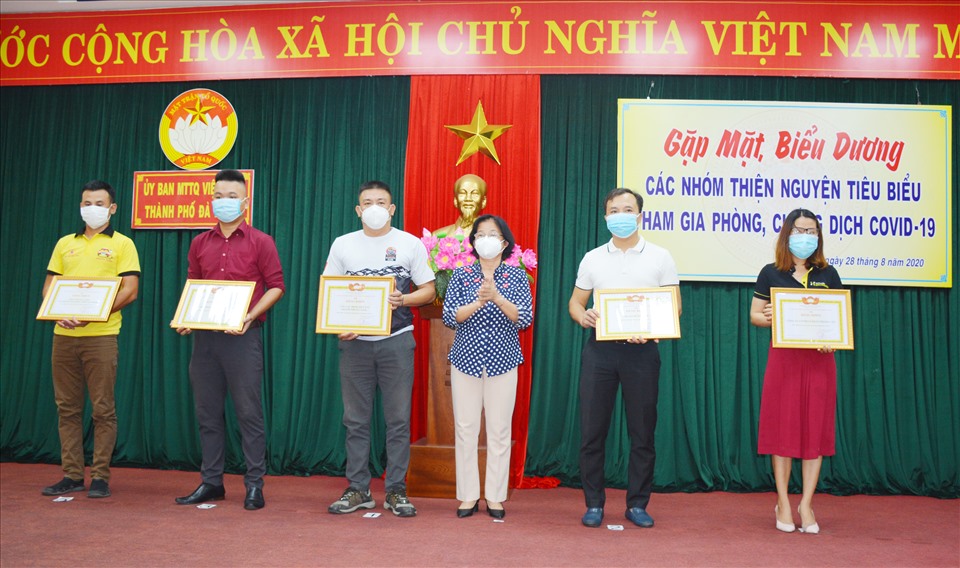 Chủ tịch Ủy ban MTTQ Việt Nam thành phố Đà Nẵng Đặng Thị Kim Liên (thứ 3, phải sang) tặng bằng khen các nhóm thiện nguyện tiêu biểu. Ảnh: V.Thơm