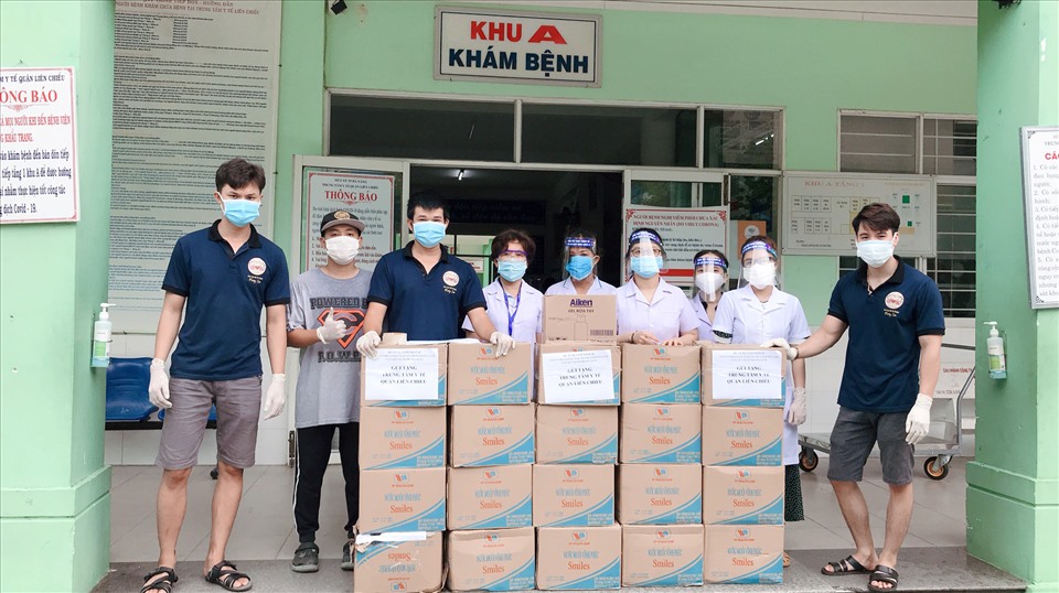 Câu lạc bộ Hương Lam ủng hộ vật tư y tế cho Trung tâm Y tế quận Liên Chiểu (Đà Nẵng). Ảnh: V.Thơm