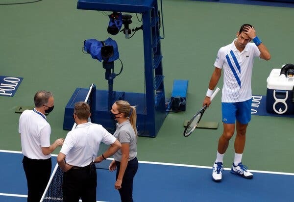 Sau cuộc nói chuyện kéo dài 12 phút, Djokovic đã bị truất quyền thi đấu. Ảnh: ATP.