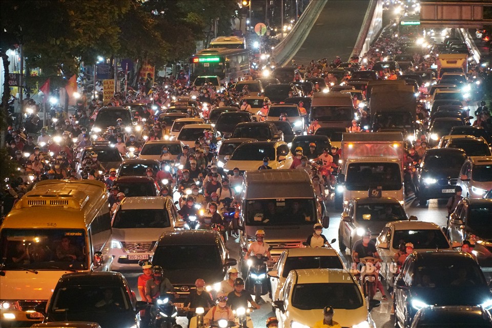 Càng về tối, tình trạng tắc đường ngày càng tăng. Nhiều người chọn đi vào các ngõ nhỏ tuy nhiên lượng người quá lớn, nên tình trạng tắc nghẽn cũng xảy ra khiến các phương tiện đi lại khó khăn.